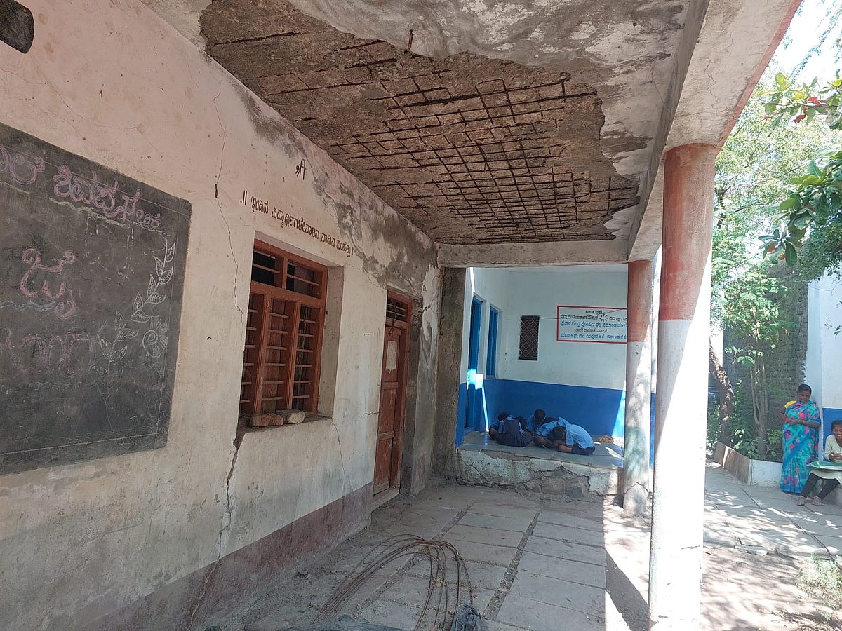 ತಾಂಬಾ: ತೆರವುಗೊಳ್ಳದ ಶಾಲೆಯ ಹಳೆಯ ಕಟ್ಟಡ
