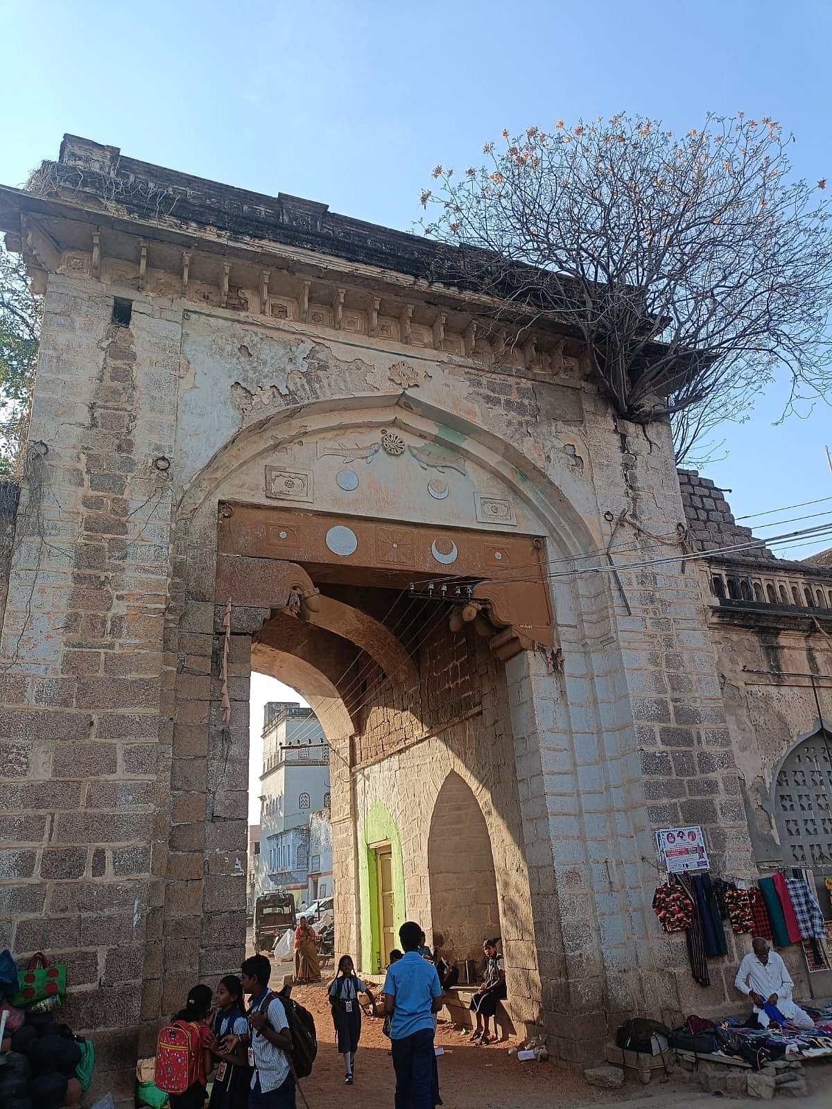 ‘ಹಳೆ ಅರಮನೆ ಪ್ರವೇಶ ದ್ವಾರದ ಗೋಡೆ ಶಿಥಿಲ’