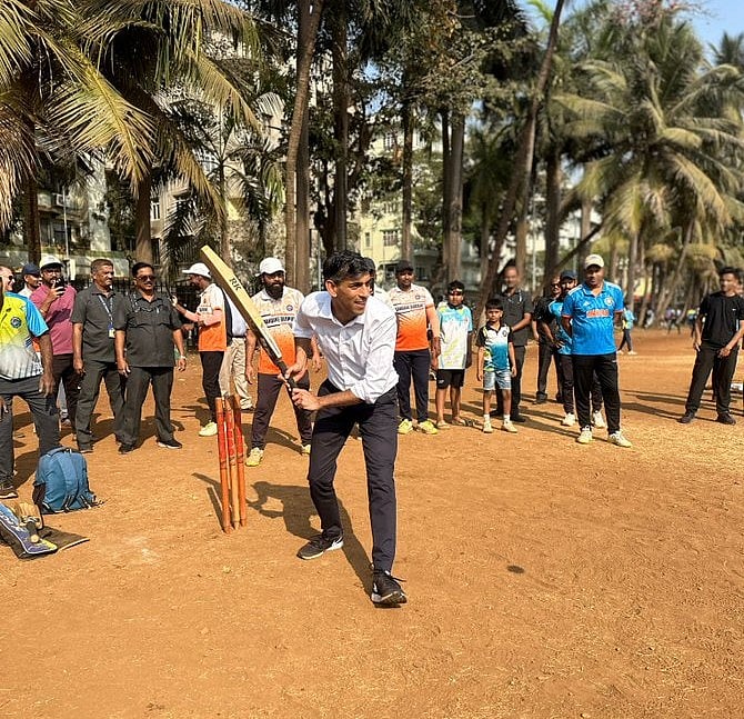 ಮುಂಬೈಗೆ ಬ್ರಿಟನ್ ಮಾಜಿ ಪ್ರಧಾನಿ ರಿಷಿ ಸುನಕ್ ಭೇಟಿ, ಟೆನಿಸ್ ಬಾಲ್ ಕ್ರಿಕೆಟ್ ಆಟ