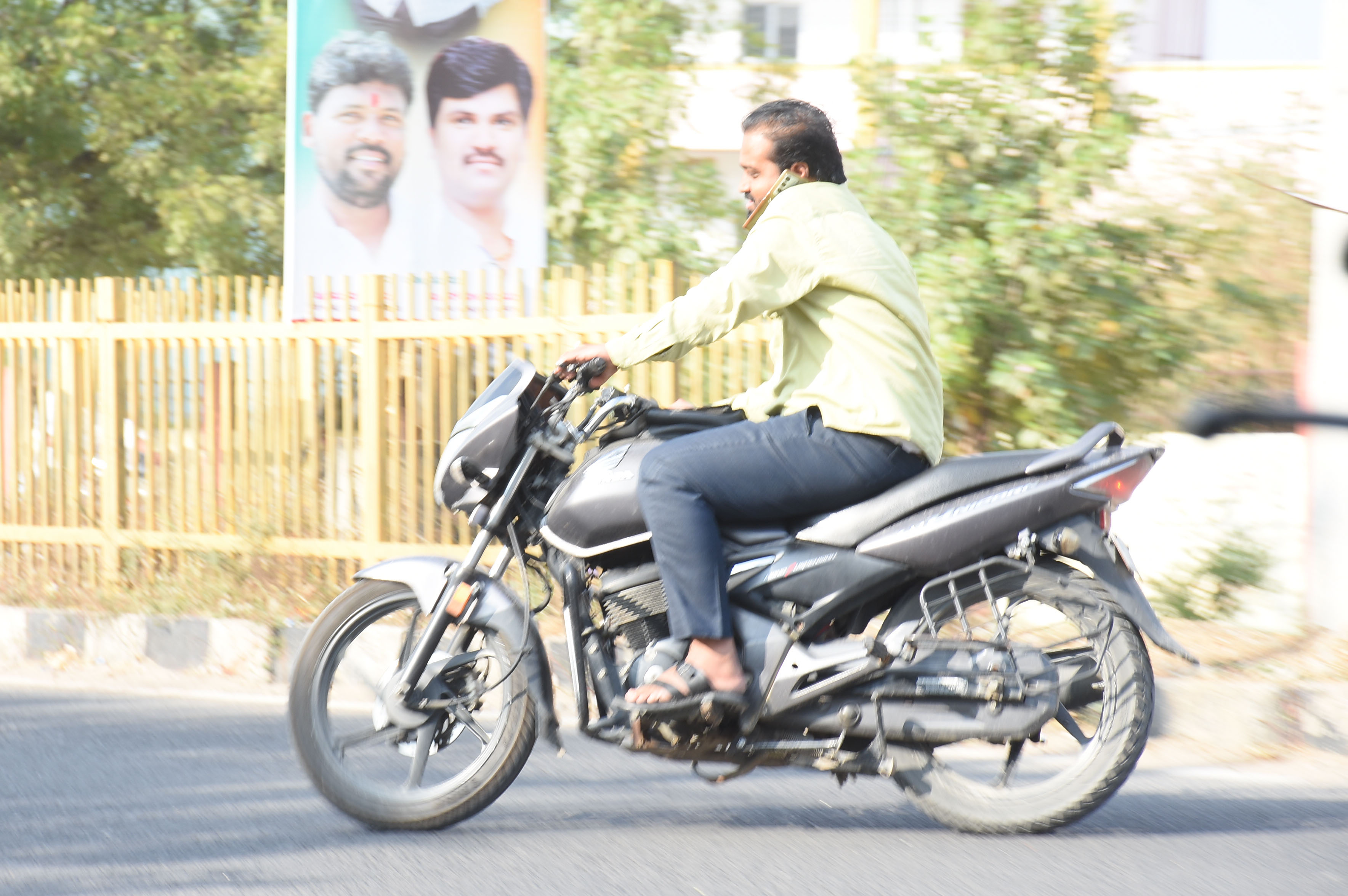 ಮೊಬೈಲ್‌ನಲ್ಲಿ ಮಾತನಾಡುತ್ತಾ ಬೈಕ್‌ ಚಾಲಾಯಿಸುವ ದೃಶ್ಯ