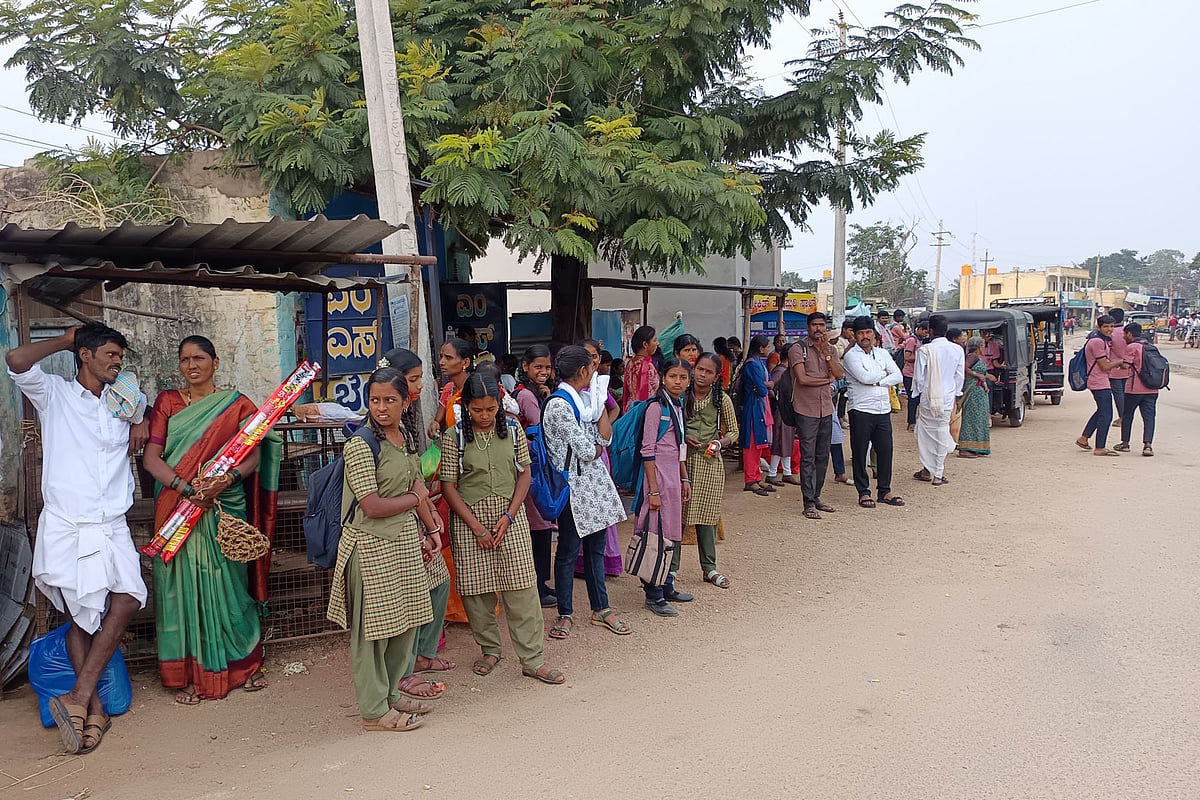 ಕಾನಹೊಸಹಳ್ಳಿ: ತಂಗುದಾಣವಿಲ್ಲದೆ ಪ್ರಯಾಣಿಕರ ಪರದಾಟ