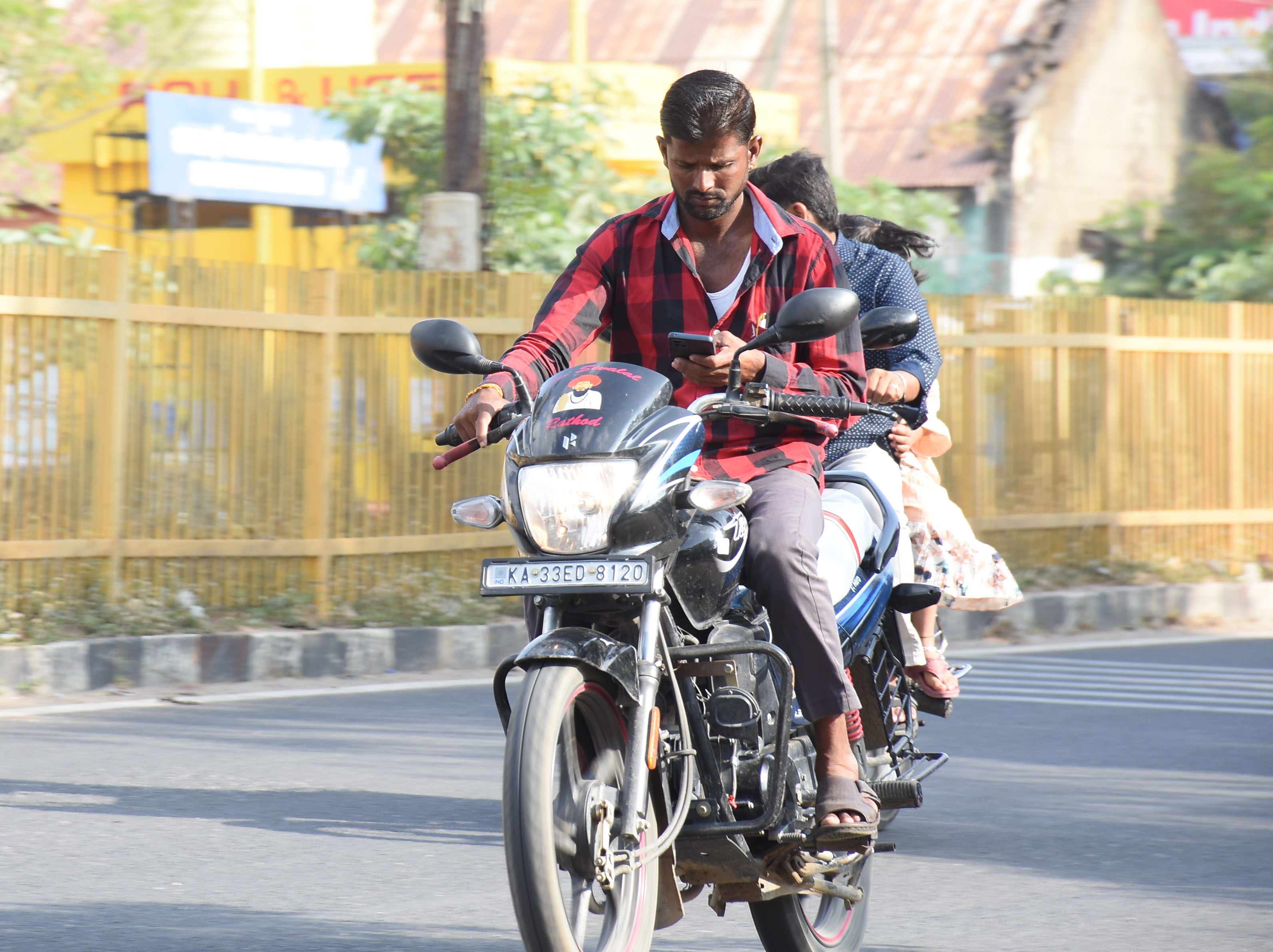 ಮೊಬೈಲ್‌ ನೋಡುತ್ತಾ ಬೈಕ್‌ ಚಾಲನೆ ಮಾಡಿದ ಚಾಲಕ