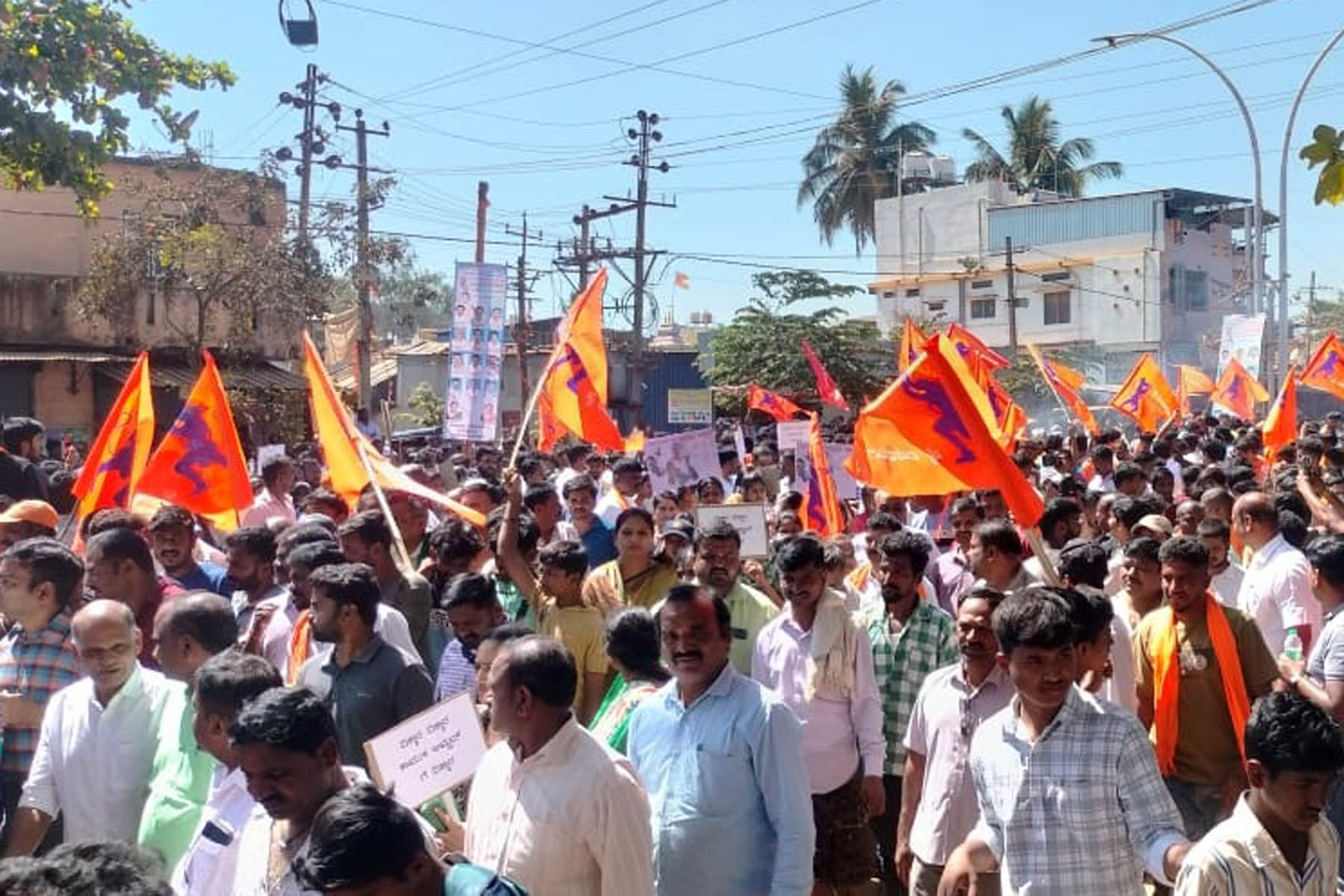 ಚನ್ನಗಿರಿ ಪಟ್ಟಣದಲ್ಲಿ ನಡೆದ ಪ್ರತಿಭಟನಾ ಮೆರವಣಿಗೆಯಲ್ಲಿ ಪಾಲ್ಗೊಂಡಿದ್ದ ಜನ 