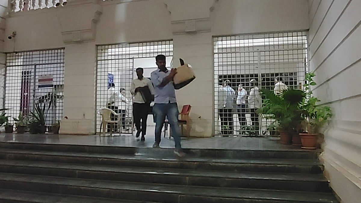 ಮಂಡ್ಯ | PWD ಕಚೇರಿ ಮೇಲೆ ಲೋಕಾಯುಕ್ತ ದಾಳಿ: ನಾಲ್ಕೂವರೆ ಗಂಟೆ ಕಡತಗಳ ಪರಿಶೀಲನೆ