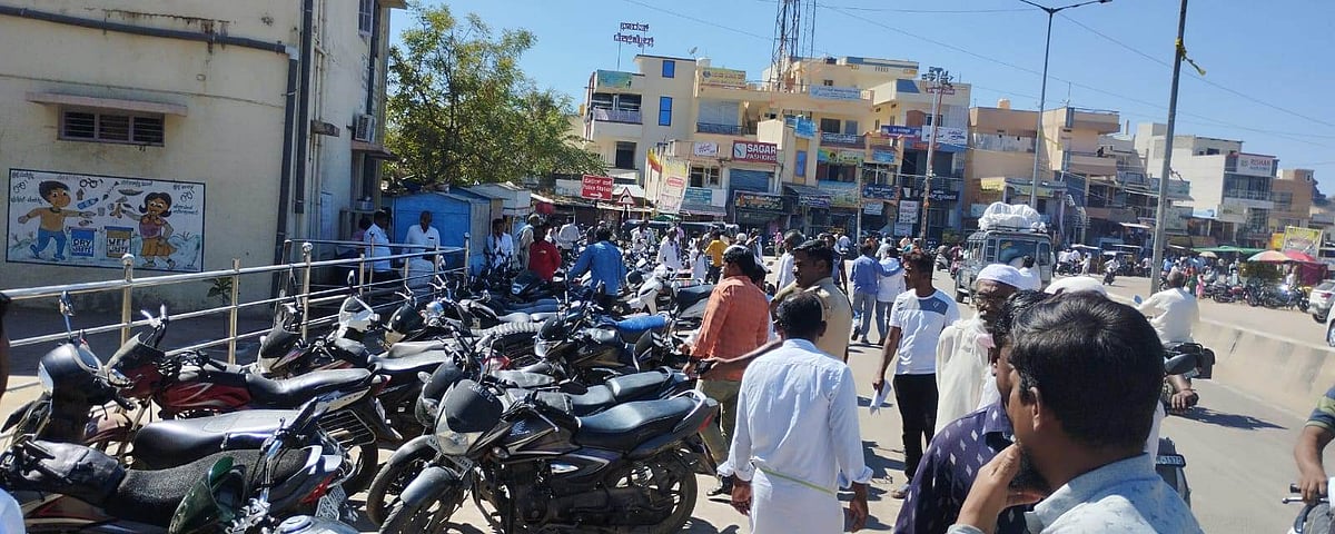 ಮುದಗಲ್ | ಅಡ್ಡಾದಿಡ್ಡಿ ವಾಹನ ನಿಲ್ಲಿಸಿದರೆ ದಂಡ: ಪಿಎಸ್ಐ ವೆಂಕಟೇಶ