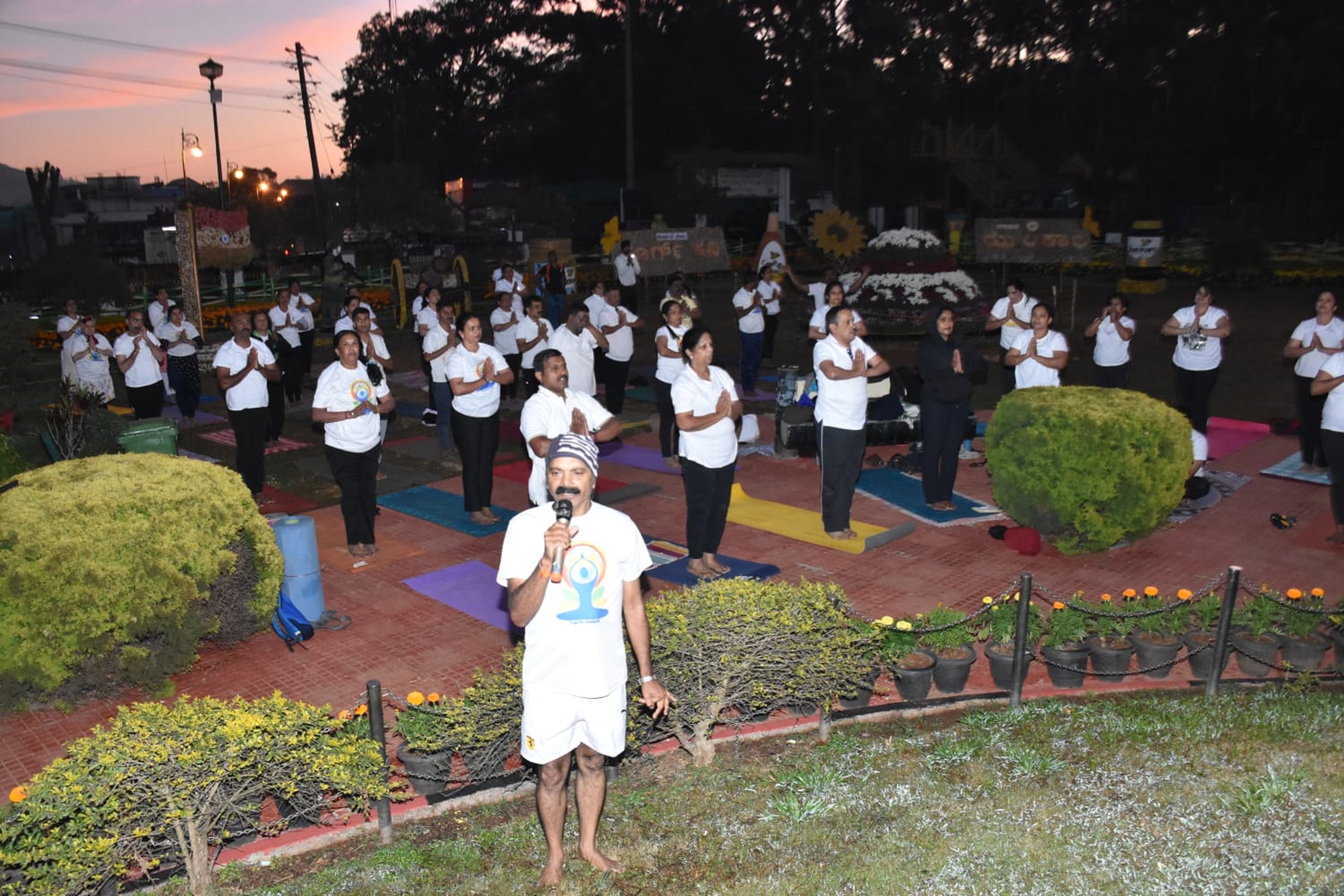 ಮಡಿಕೇರಿಯ ರಾಜಾಸೀಟ್ ಉದ್ಯಾನದಲ್ಲಿ ಮಂಗಳವಾರ ಬೆಳಿಗ್ಗೆ ರಥಸಪ್ತಮಿಯ ಪ್ರಯುಕ್ತ ಯೋಗಪಟುಗಳು ಸಾಮೂಹಿಕ ಸೂರ್ಯ ನಮಸ್ಕಾರ ಮಾಡಿದರು ಪ್ರಜಾವಾಣಿ ಚಿತ್ರ/ ರಂಗಸ್ವಾಮಿ