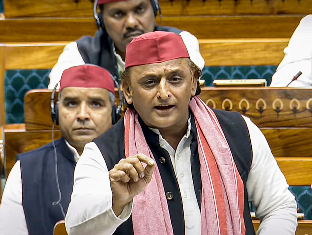 Kumbh Stampede | ಜೆಸಿಬಿ ಮೂಲಕ ಮೃತದೇಹಗಳ ಸಾಗಾಟ: ವಿಪಕ್ಷಗಳ ಆರೋಪ