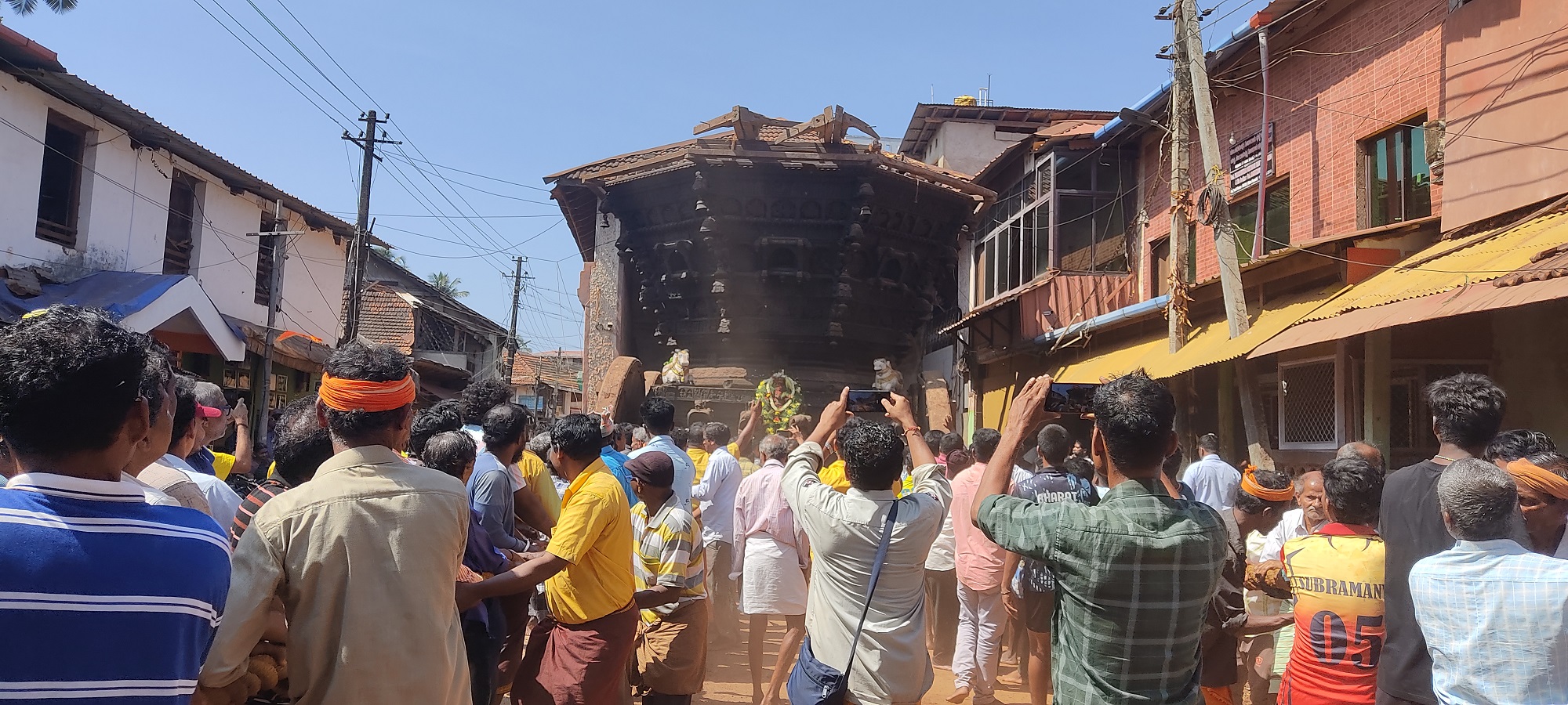 ಗೋಕರ್ಣದ ಪುರಾಣ ಪ್ರಸಿದ್ಧ ಮಹಾರಥವನ್ನು ರಥಸಪ್ತಮಿಯ ದಿನದಂದು ಮೂಲ ಸ್ಥಾನದಿಂದ ಎಳೆದು ಹೊರಗೆ ತರಲಾಯಿತು.  