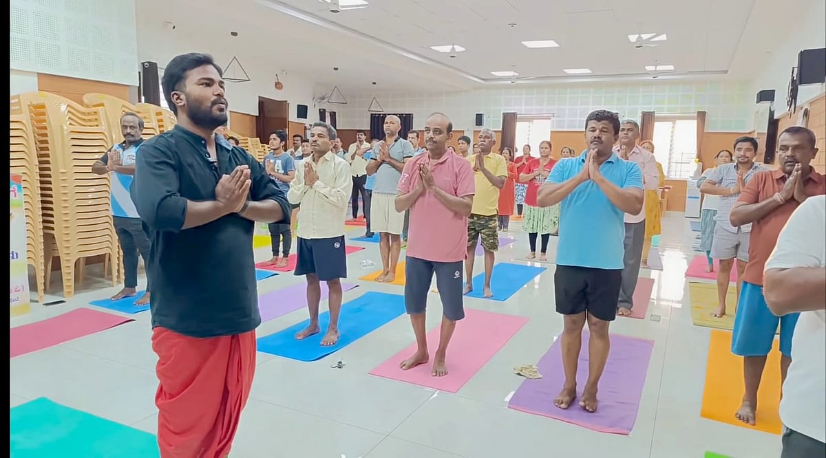 ಯೋಗಪಟುಗಳಿಂದ ಸೂರ್ಯ ನಮಸ್ಕಾರ 