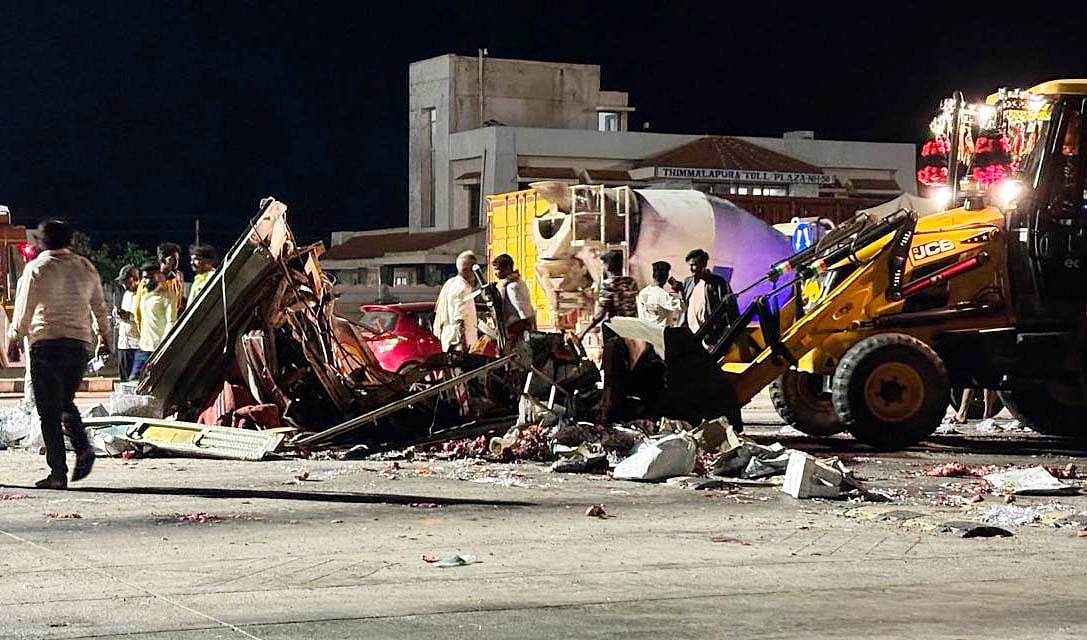 ವಿಜಯನಗರ | ಟೋಲ್‍ಗೆ ಲಾರಿ ಡಿಕ್ಕಿ; ಚಾಲಕ ಸಾವು, ರಸ್ತೆಯಲ್ಲಿ ಚೆಲ್ಲಿದ ದಾಳಿಂಬೆ