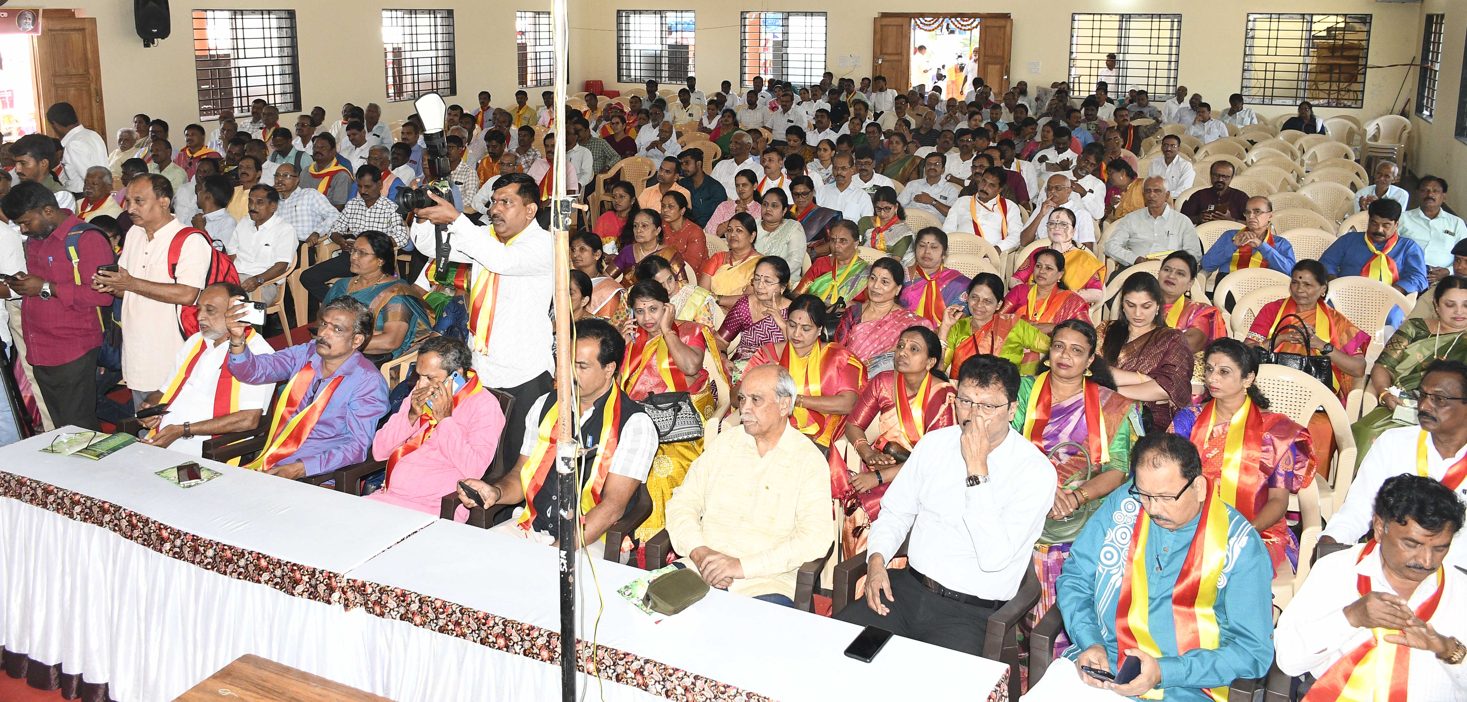 ಶಿವಮೊಗ್ಗದ ಸಾಹಿತ್ಯ ಗ್ರಾಮದ ಸಮ್ಮೇಳನ ಸಭಾಂಗಣದಲ್ಲಿ ಸೇರಿದ್ದ ಸಾಹಿತ್ಯಾಸಕ್ತರು