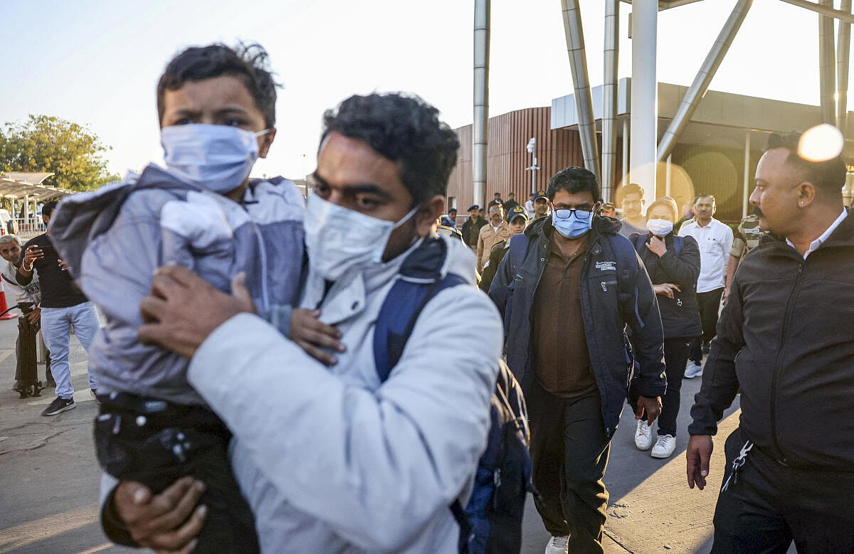 ಅಮೆರಿಕ ದುಃಸ್ವಪ್ನ | ಕೈಗಳಿಗೆ ಕೋಳ...ಅಮೆರಿಕದಿಂದ ಗಡೀಪಾರಾದ ಭಾರತೀಯರ ಕಥೆ–ವ್ಯಥೆ