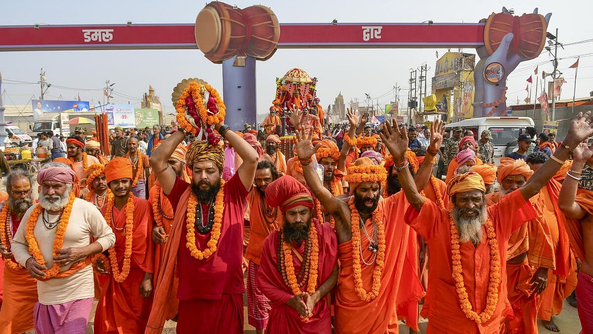 ಮಹಾಕುಂಭ ಮೇಳ ಅಂತ್ಯಕ್ಕೆ ದಿನಗಣನೆ: ಶಿಬಿರದಿಂದ ತೆರಳುತ್ತಿರುವ ಸಾಧುಗಳು