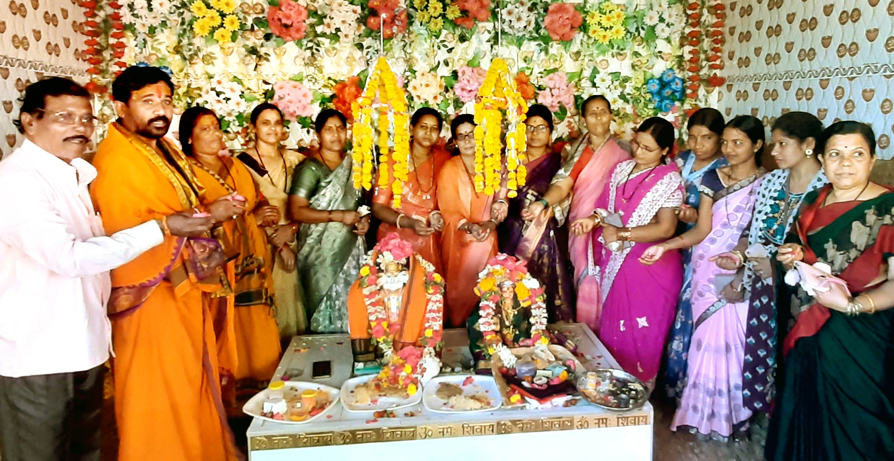 ಬಸವಕಲ್ಯಾಣ ತಾಲ್ಲೂಕಿನ ನಾರಾಯಣಪುರವಾಡಿ ವ್ಯಾಪ್ತಿಯ ರಾಜೋಳಾ ರಸ್ತೆಯಲ್ಲಿನ ದತ್ತಾತ್ರೇಯ ಪಾದುಕಾ ಮಂದಿರದಲ್ಲಿ ಗುರುವಾರ ನಡೆದ ದತ್ತಾತ್ರೇಯ ಹಾಗೂ ಅನಘಾಲಕ್ಷ್ಮಿ ಮೂರ್ತಿ ಪ್ರತಿಷ್ಠಾಪನಾ ಕಾರ್ಯಕ್ರಮದಲ್ಲಿ ಬಸವರಾಜ ಮಹಾರಾಜರ ನೇತೃತ್ವದಲ್ಲಿ ಮೂರ್ತಿಗಳಿಗೆ ಪುಷ್ಪಾರ್ಚನೆ ನಡೆಯಿತು