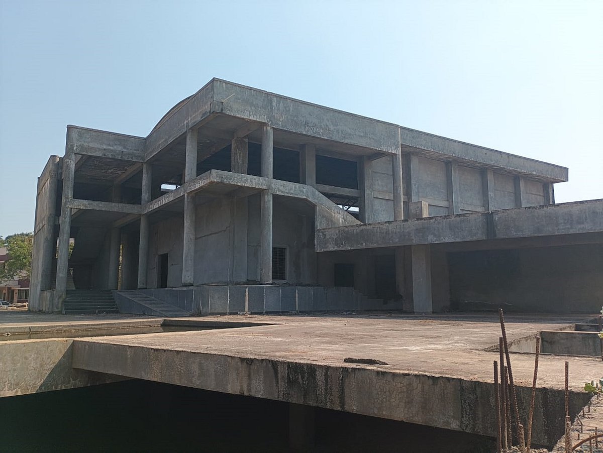 ಗದಗ: ಪುಟ್ಟರಾಜ ಸ್ಮಾರಕ ಭವನಕ್ಕೆ ಅನುದಾನದ ಕೊರತೆ– ಅರ್ಧಕ್ಕೆ ನಿಂತ ಕಾಮಗಾರಿ