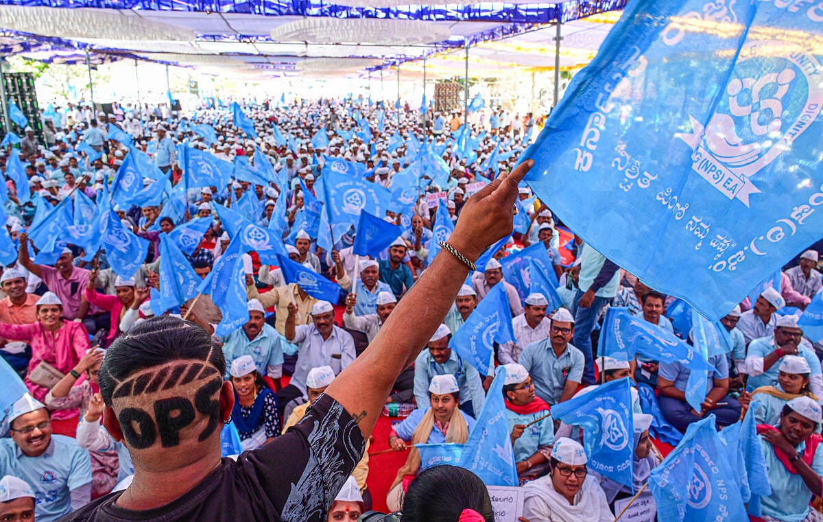 ಬೆಂಗಳೂರು: ಒಪಿಎಸ್‌ ಜಾರಿಗೆ ಆಗ್ರಹಿಸಿ ಪ್ರತಿಭಟನೆ