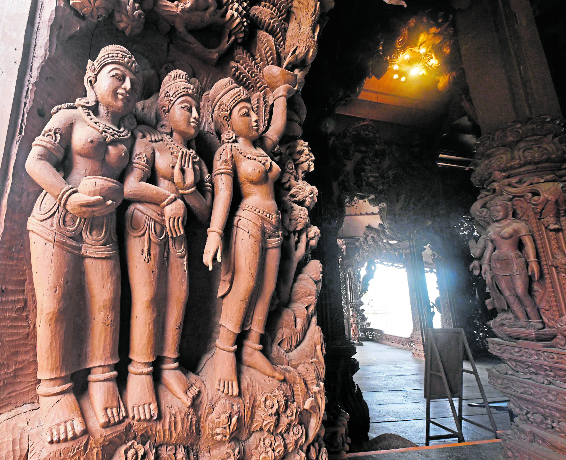 ಒಳಗಿರುವ ಮರದ ಕೆತ್ತನೆಗಳು 