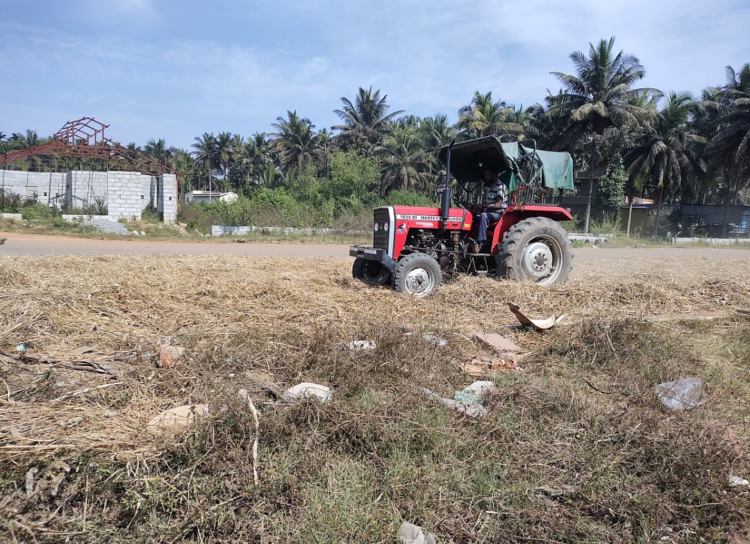 ಗುಬ್ಬಿ | ಒಕ್ಕಣೆ ಕಣವಾದ ರಸ್ತೆಗಳು: ವಾಹನ ಸವಾರರಿಗೆ ಕಿರಿಕಿರಿ