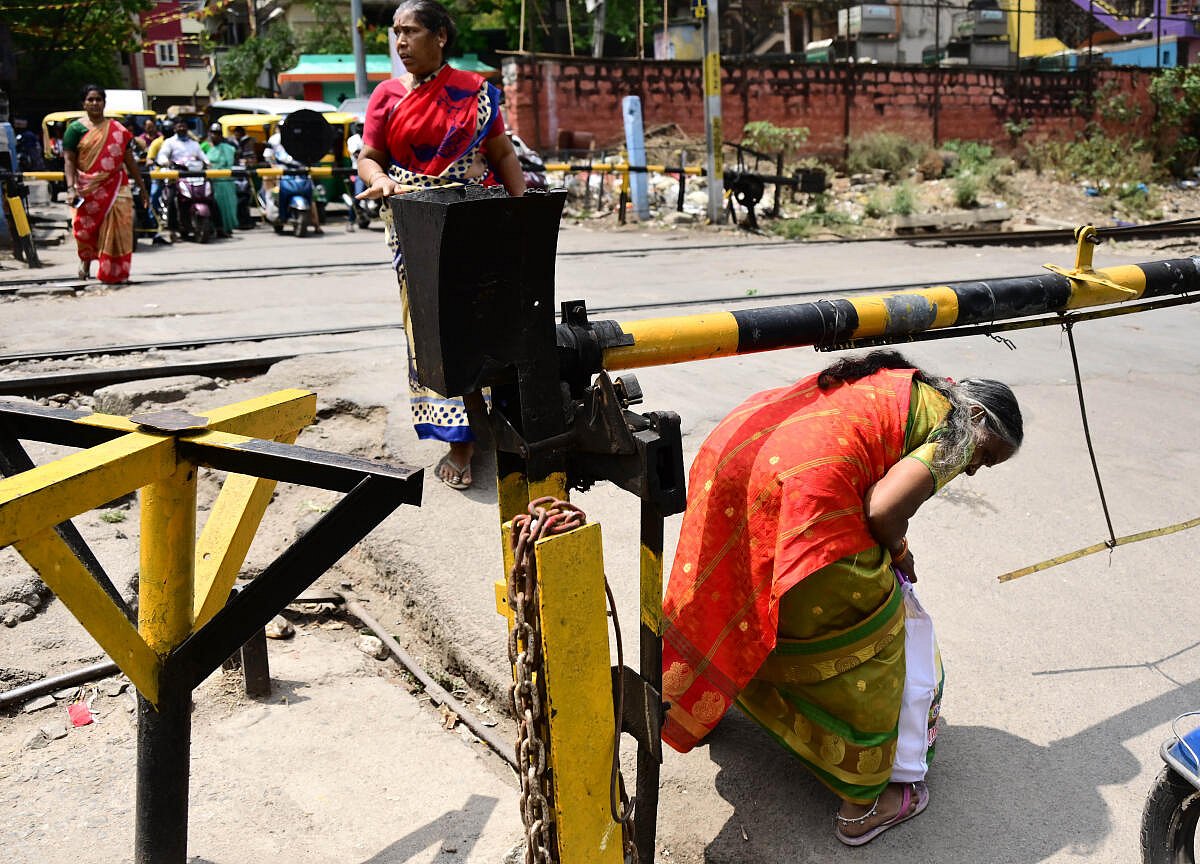 ಹುಬ್ಬಳ್ಳಿ: ರೈಲ್ವೆ ಹಳಿಗೆ ಸಿಲುಕಿ ಹೆಚ್ಚಿದ ಸಾವು–ನೋವು