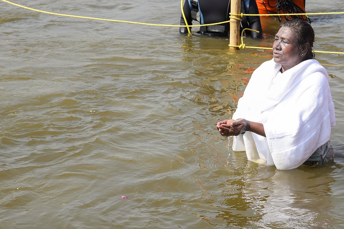 Maha Kumbh 2025 | ಸಂಗಮದಲ್ಲಿ ರಾಷ್ಟ್ರಪತಿ ದ್ರೌಪದಿ ಮುರ್ಮು ಪುಣ್ಯ ಸ್ನಾನ  