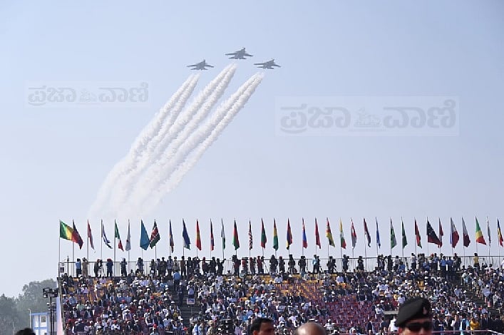 PHOTOS | ‘ಏರೊ ಇಂಡಿಯಾ’ಕ್ಕೆ ಚಾಲನೆ: ಬಾನಂಗಳದಲ್ಲಿ ಲೋಹದ ಹಕ್ಕಿಗಳ ಚಿತ್ತಾರ