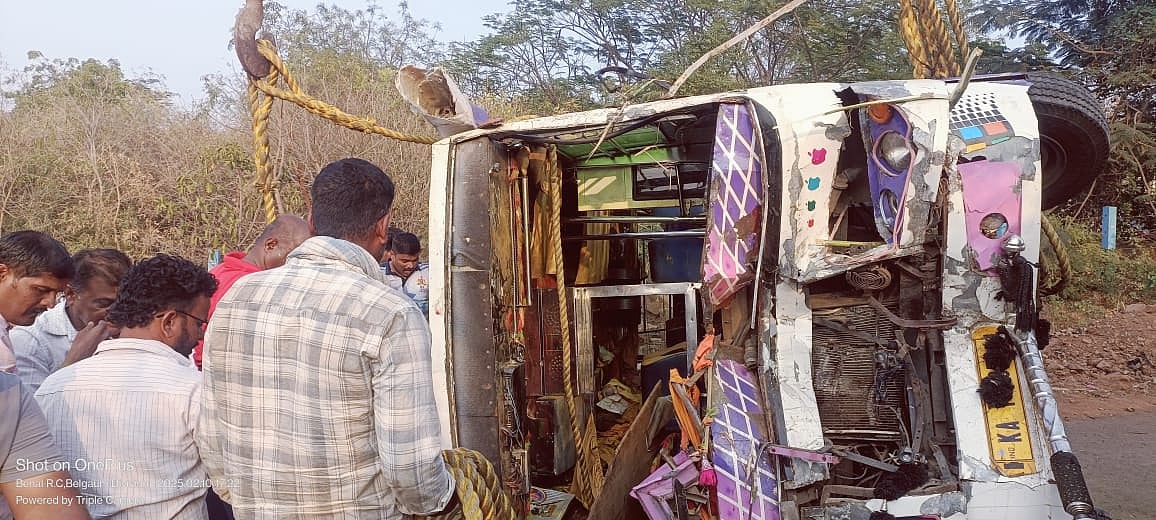 ಆಲಮಟ್ಟಿ KSISF ಠಾಣೆ ಬಳಿ ಟೆಂಪೊ-ಟ್ರಾಕ್ಟರ್ ಡಿಕ್ಕಿ: 10 ಜನರಿಗೆ ಗಂಭೀರ ಗಾಯ
