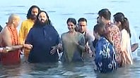 ಮಹಾಕುಂಭ ಮೇಳ: ಸಂಗಮದಲ್ಲಿ ಮುಳುಗೆದ್ದ ಅಂಬಾನಿ ಕುಟುಂಬ