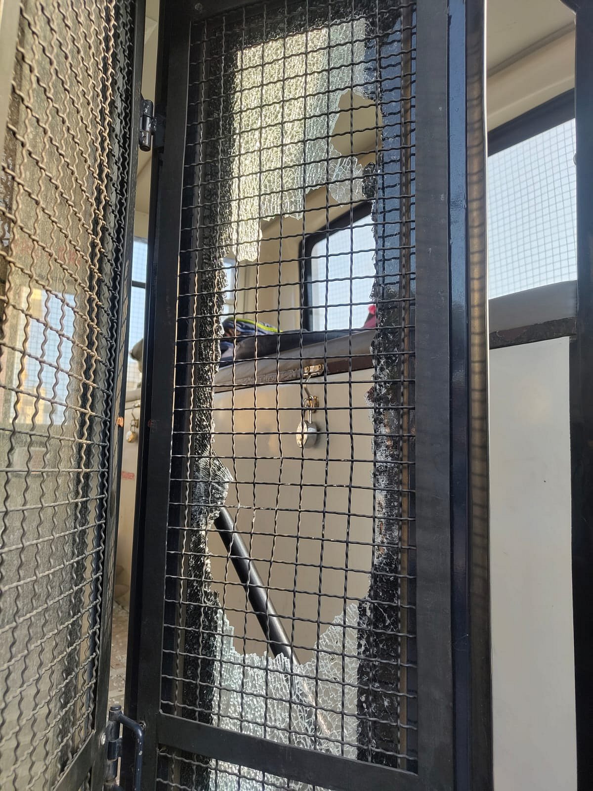 ಮೈಸೂರು | ಅವಹೇಳನಕಾರಿ ಪೋಸ್ಟ್‌; ಪೊಲೀಸರ ಮೇಲೆ ಕಲ್ಲು ತೂರಾಟ: ವಾಹನಗಳ ಗಾಜು ಪುಡಿ