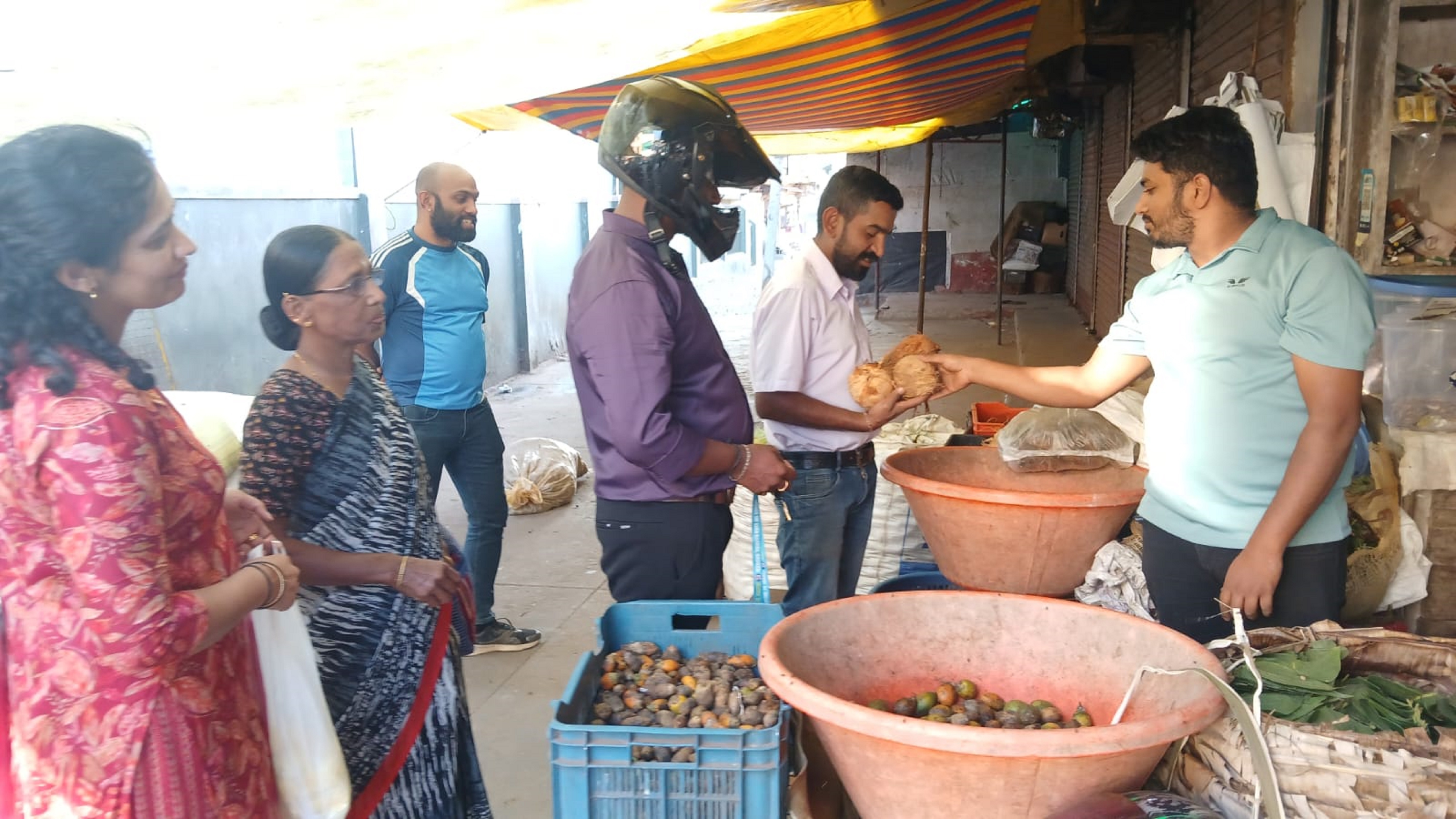 ಮಡಿಕೇರಿಯಲ್ಲಿ ತೆಂಗಿನಕಾಯಿ ಖರೀದಿಸುವಲ್ಲಿ ನಿರತರಾದ ಗ್ರಾಹಕರು