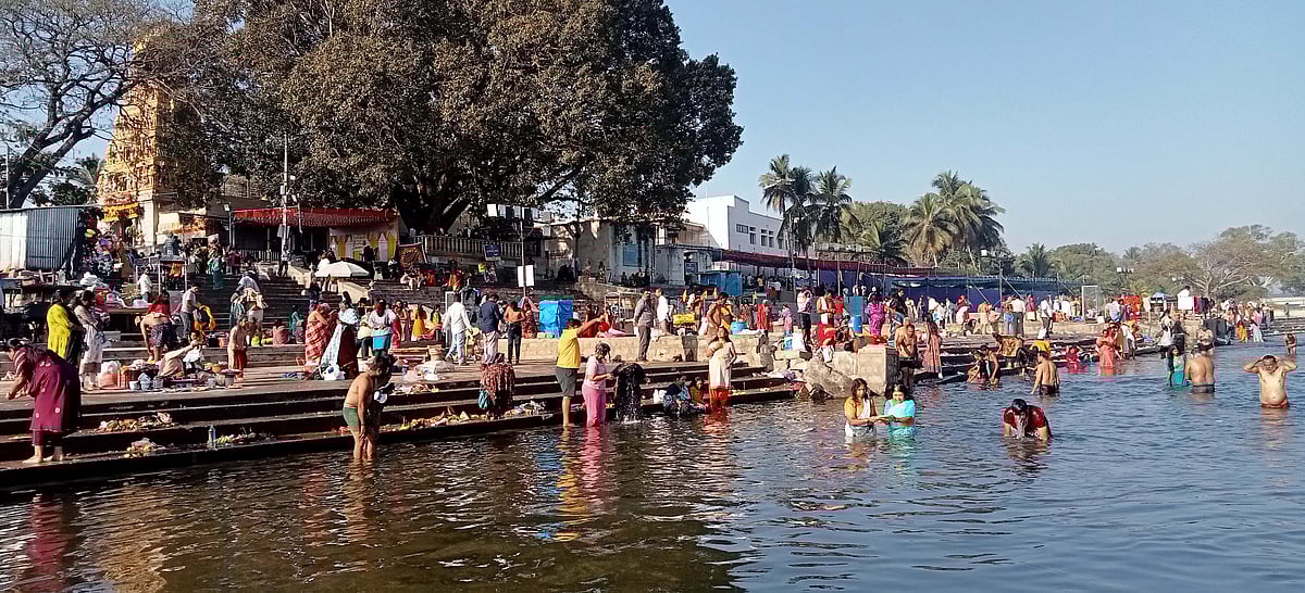 ಶ್ರೀರಂಗಪಟ್ಟಣ: ಮಾಘ ಶುದ್ಧ ಹುಣ್ಣಿಮೆ; ಕಾವೇರಿ ನದಿಯಲ್ಲಿ ಭಕ್ತರ ಪುಣ್ಯ ಸ್ನಾನ