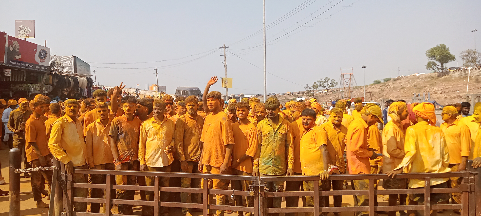 ಸವದತ್ತಿ ತಾಲ್ಲೂಕಿನ ಯಲ್ಲಮ್ಮನ ಗುಡ್ಡದಲ್ಲಿ ಬುಧವಾರ ಭಾರತ ಹುಣ್ಣಿಮೆ ಅಂಗವಾಗಿ ಭಕ್ತರು ಭಂಡಾರದ ಓಕುಳಿ ಆಡಿದರು