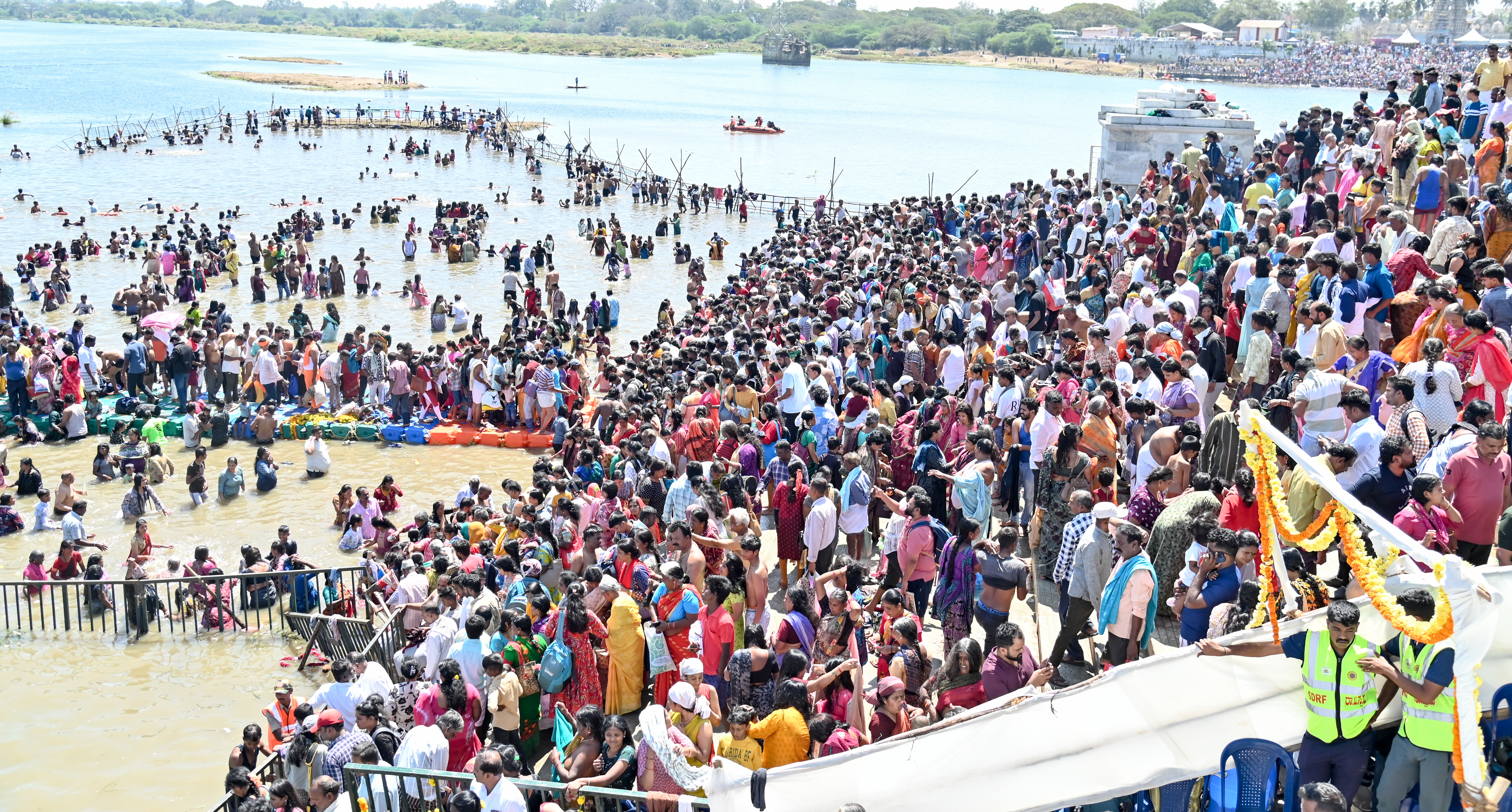ಮೈಸೂರು ಜಿಲ್ಲೆ ತಿ.ನರಸೀಪುರದ ತ್ರಿವೇಣಿ ಸಂಗಮದಲ್ಲಿ ಬುಧವಾರ ಮುಕ್ತಾಯಗೊಂಡ ಕುಂಭಮೇಳದಲ್ಲಿ ಸಾವಿರಾರು ಭಕ್ತರು ‘ಮಾಘ ಹುಣ್ಣಿಮೆ’ಯ ಪುಣ್ಯಸ್ನಾನ ಮಾಡಿದರು – ಪ್ರಜಾವಾಣಿ ಚಿತ್ರ/ಅನೂಪ್ ರಾಘ.ಟಿ.
