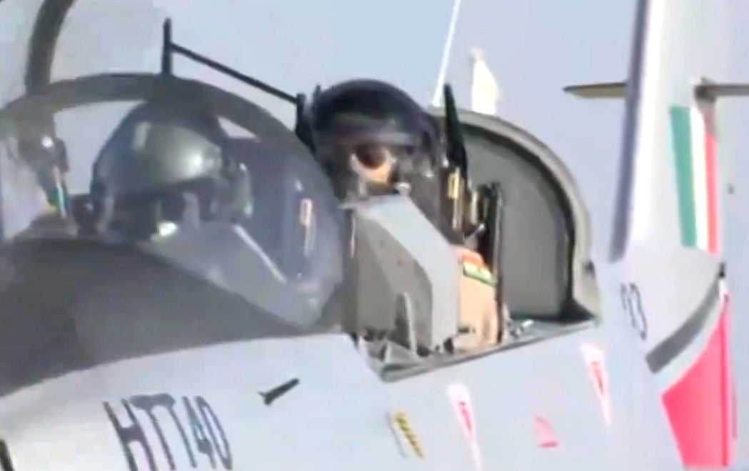 Aero India 2025 | HTT-40 ತರಬೇತಿ ವಿಮಾನದಲ್ಲಿ ಸಂಸದ ತೇಜಸ್ವಿ ಸೂರ್ಯ ಹಾರಾಟ