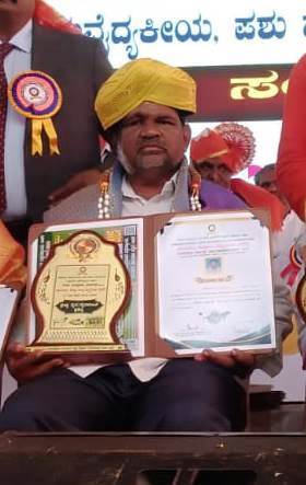 ಪ್ರಶಸ್ತಿಯೊಂದಿಗೆ ರೈತ ಪ್ರಕಾಶ ರಂಜನಗಿ