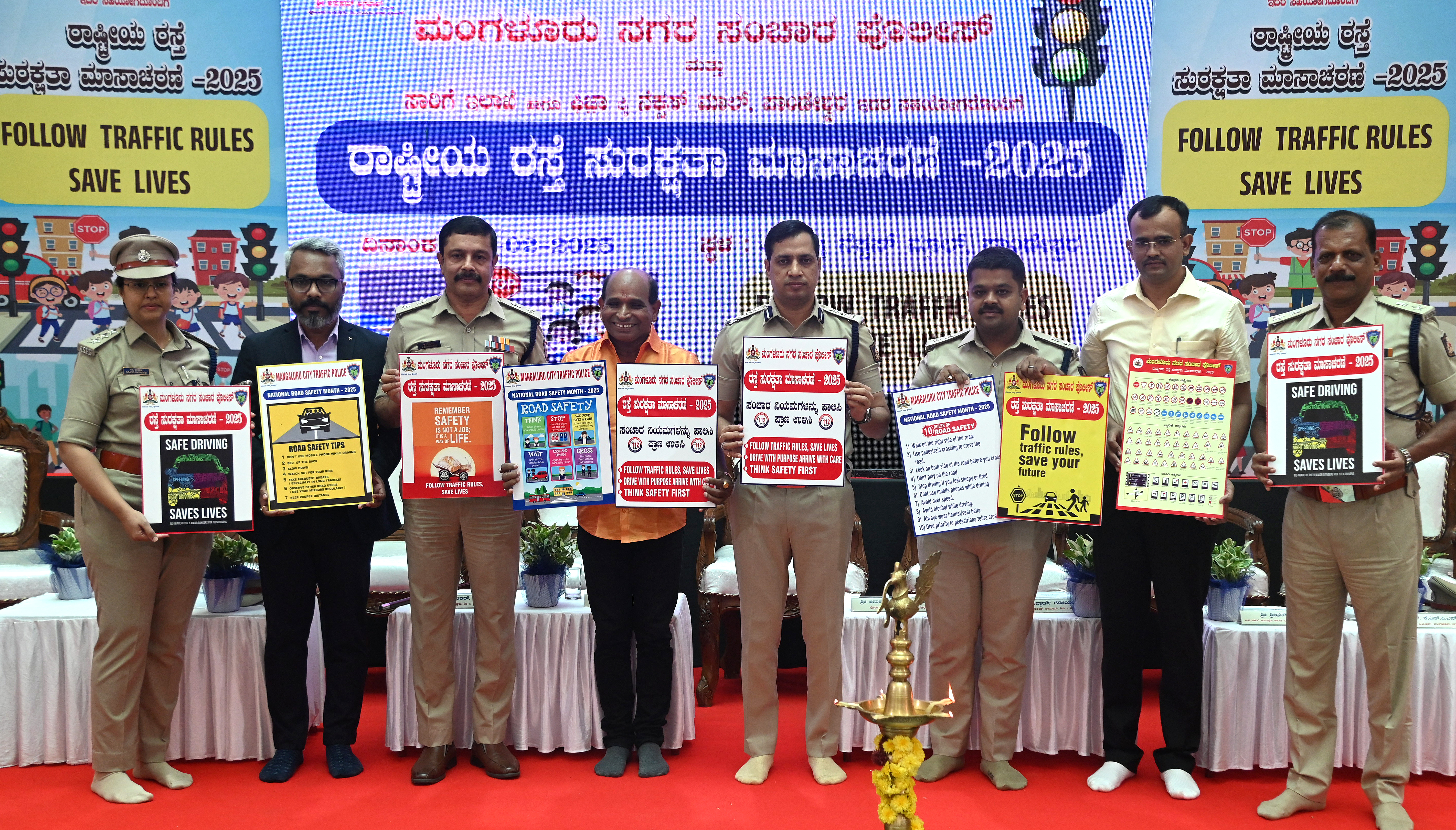ಸಂಚಾರ ನಿಯಮಗಳ ಕುರಿತ ಘೋಷಣಾ ಪಲಕಗಳನ್ನು ಕಾರ್ಯಕ್ರಮದಲ್ಲಿ ಬಿಡುಗಡೆ ಮಾಡಲಯಿತು. ಎಸಿಪಿ ನಜ್ಮಾ ಫಾರೂಖಿ ಪಿಜಾ ಬೈ ನೆಕ್ಸಸ್‌ನ ಸುನಿಲ್ ಕೆ.ಎಸ್ ಡಿಸಿಪಿ ರವಿಶಂಕರ್ ನಟ ಅರವಿಂದ ಬೋಳಾರ್‌ ಕಮಿಷನರ್ ಅನುಪಮ್ ಅಗ್ರವಾಲ್‌ ಡಿಡಿಪಿ ಸಿದ್ಧಾರ್ಥ ಗೋಯಲ್ ಸಾರಿಗೆ ಅಧಿಕಾರಿ ಶ್ರೀಧರ್ ಕೆ.‌ಮಲ್ಲಾಡ್ ಮತ್ತು ಡಿಸಿಪಿ ಉಮೇಶ್ ಪಾಲ್ಗೊಂಡಿದ್ದರು