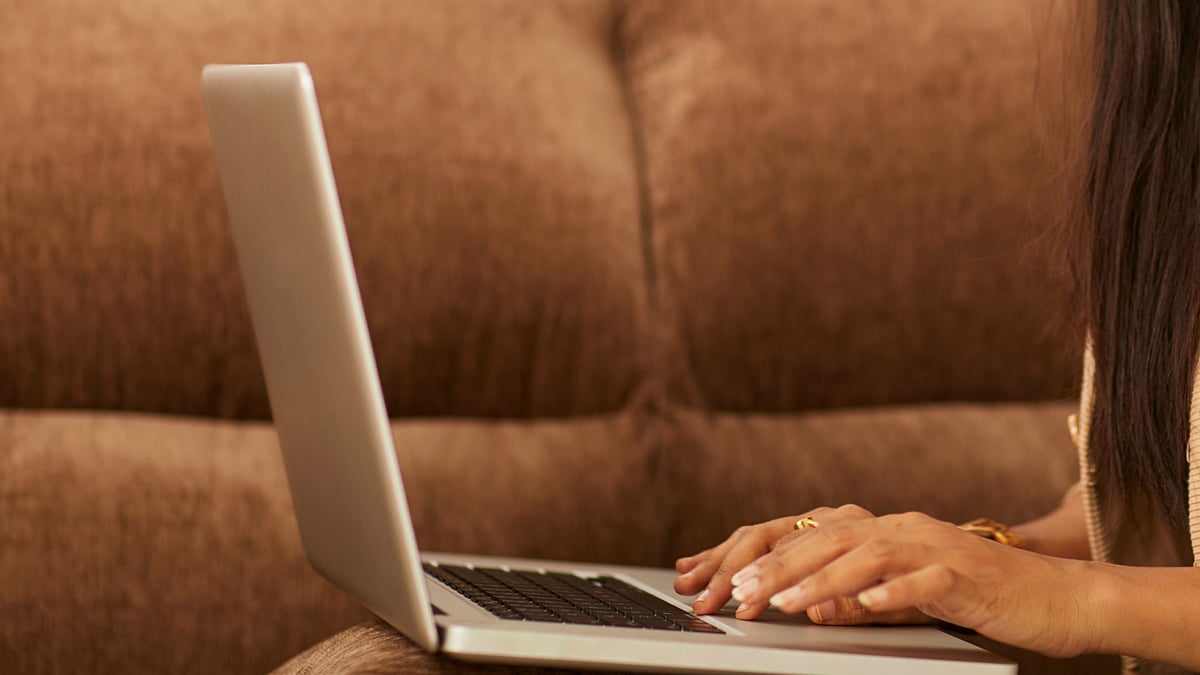 ಕಾರು ಚಲಾಯಿಸುತ್ತಲೇ ಲ್ಯಾಪ್‌ಟಾಪ್‌ನಲ್ಲಿ ಕೆಲಸ: ಮಹಿಳೆಗೆ ದಂಡ 