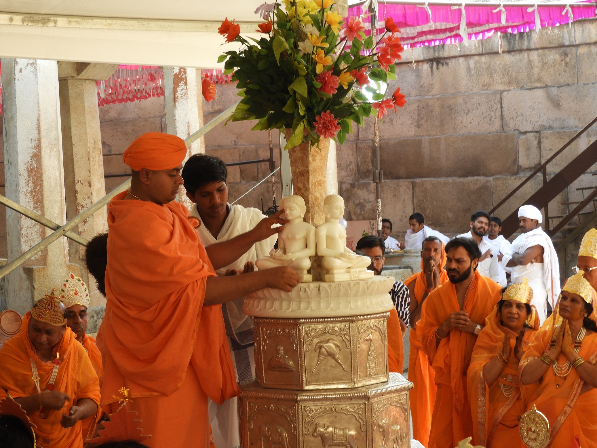 ಯಾಗ ಮಂಟಪದ ಸಮವಸರಣದಲ್ಲಿ ಅಭಿನವ ಶ್ರೀಗಳು ಜಿನ ಮೂರ್ತಿಗಳನ್ನು ಪ್ರತಿಷ್ಠಾಪಿಸಿದರು.