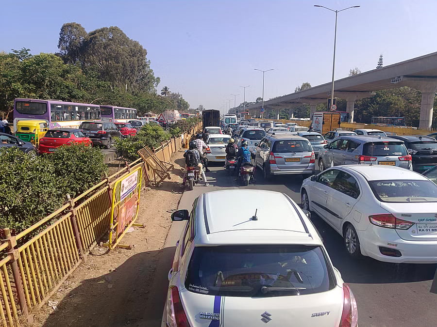 Aero India 2025 | ಹೆಬ್ಬಾಳ ಮೇಲ್ಸೇತುವೆಯಲ್ಲಿ ಸಾಲುಗಟ್ಟಿ ನಿಂತಿರುವ ವಾಹನಗಳು