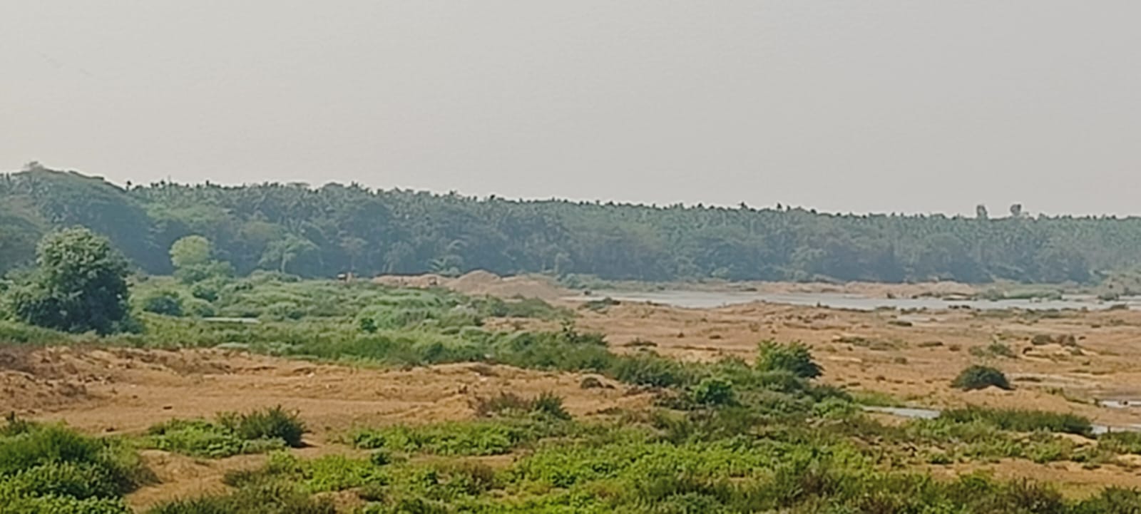 ಕೂಡಲಿ ಹತ್ತಿರದ ಸನ್ಯಾಸಿಕೋಡಮಗ್ಗೆ ಬಳಿ ತುಂಗ ಹಾಗೂ ಭದ್ರಾ ನದಿಗಳ ಸಂಗಮ ಸ್ಥಳದಲ್ಲಿ ಅಕ್ರಮ ಮರಳುಗಾರಿಕೆ ನಡೆಯುತ್ತಿರುವುದು 