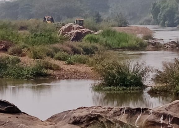 ಸೀಗೆಬಾಗಿ ಬಳಿ ನದಿಯಿಂದ ಜೆಸಿಬಿಯಲ್ಲಿ ಅಕ್ರಮವಾಗಿ ಮರಳು ತೆಗೆಯುತ್ತಿರುವುದು 