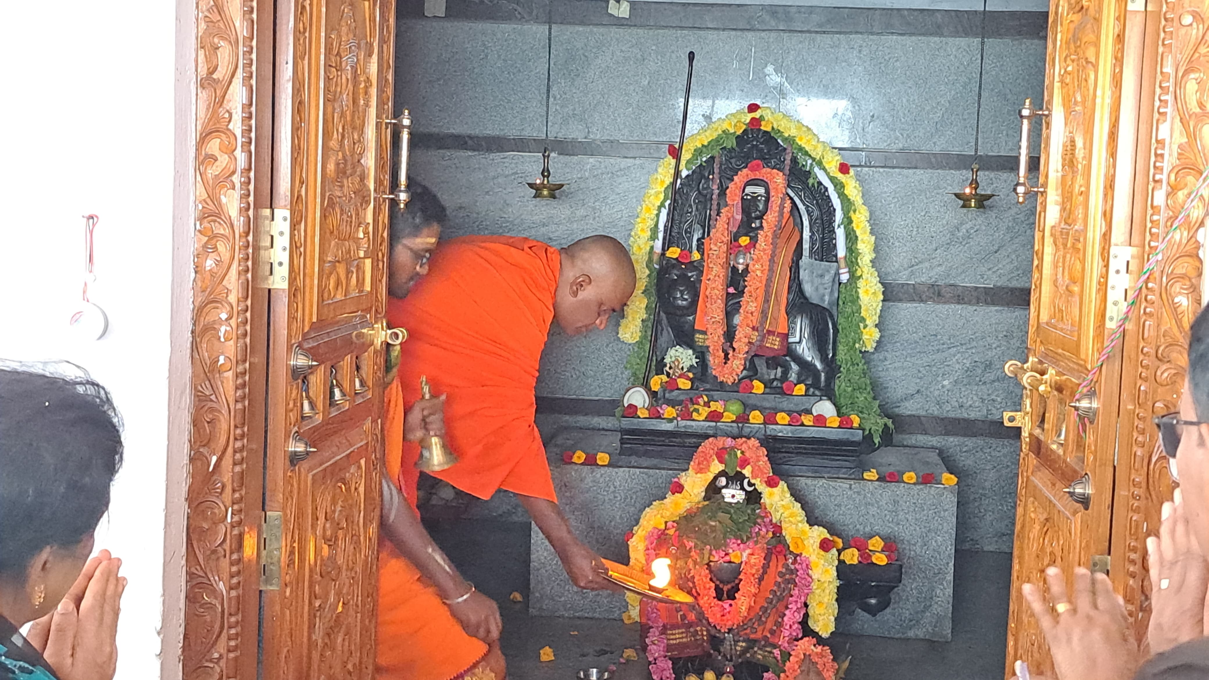 ಕೆ.ಆರ್.ಪೇಟೆ ತಾಲ್ಲೂಕಿನ ತ್ರಿವೇಣಿ ಸಂಗಮಕ್ಕೆ ಭೇಟಿ ನೀಡಿದ ನಿಶ್ಚಲಾನಂದನಾಥ ಸ್ವಾಮೀಜಿ ದೇವರ ದರ್ಶನ ಪಡೆದರು