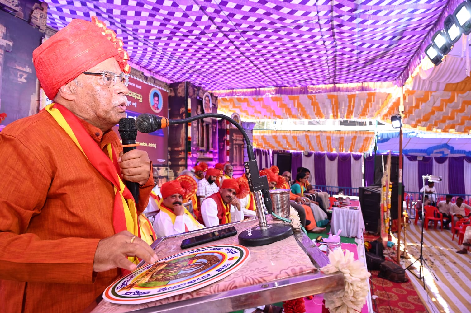 ಸಿರುಗುಪ್ಪ ತಾಲ್ಲೂಕು 7ನೇ ಕನ್ನಡ ಸಾಹಿತ್ಯ ಸಮ್ಮೇಳನದಲ್ಲಿ ಚಂದನ ವಾಹಿನಿಯ ಖ್ಯಾತ ನಿರೂಪಕ ಡಾ.ನಾ.ಸೋಮೇಶ್ವರ ಮಾತನಾಡಿದರು