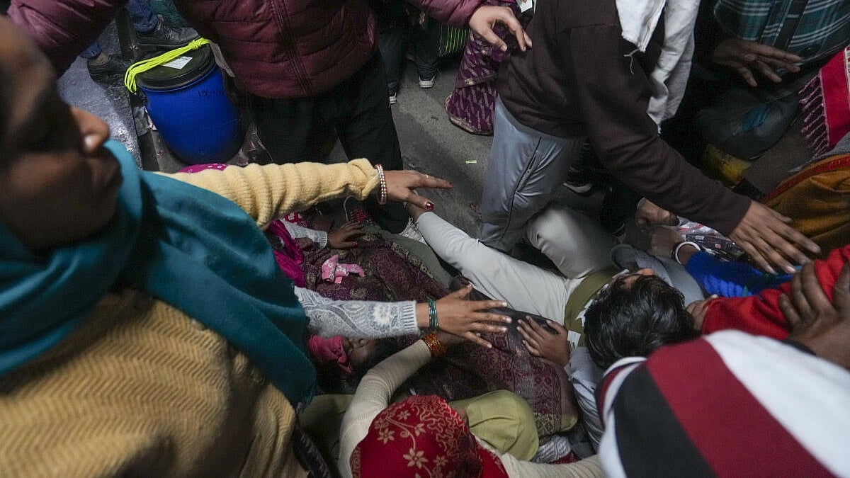 ದೆಹಲಿ ರೈಲು ನಿಲ್ದಾಣದಲ್ಲಿ ಕಾಲ್ತುಳಿತ: ಭೀಕರತೆ ವಿವರಿಸಿದ ಕೂಲಿಗಳು