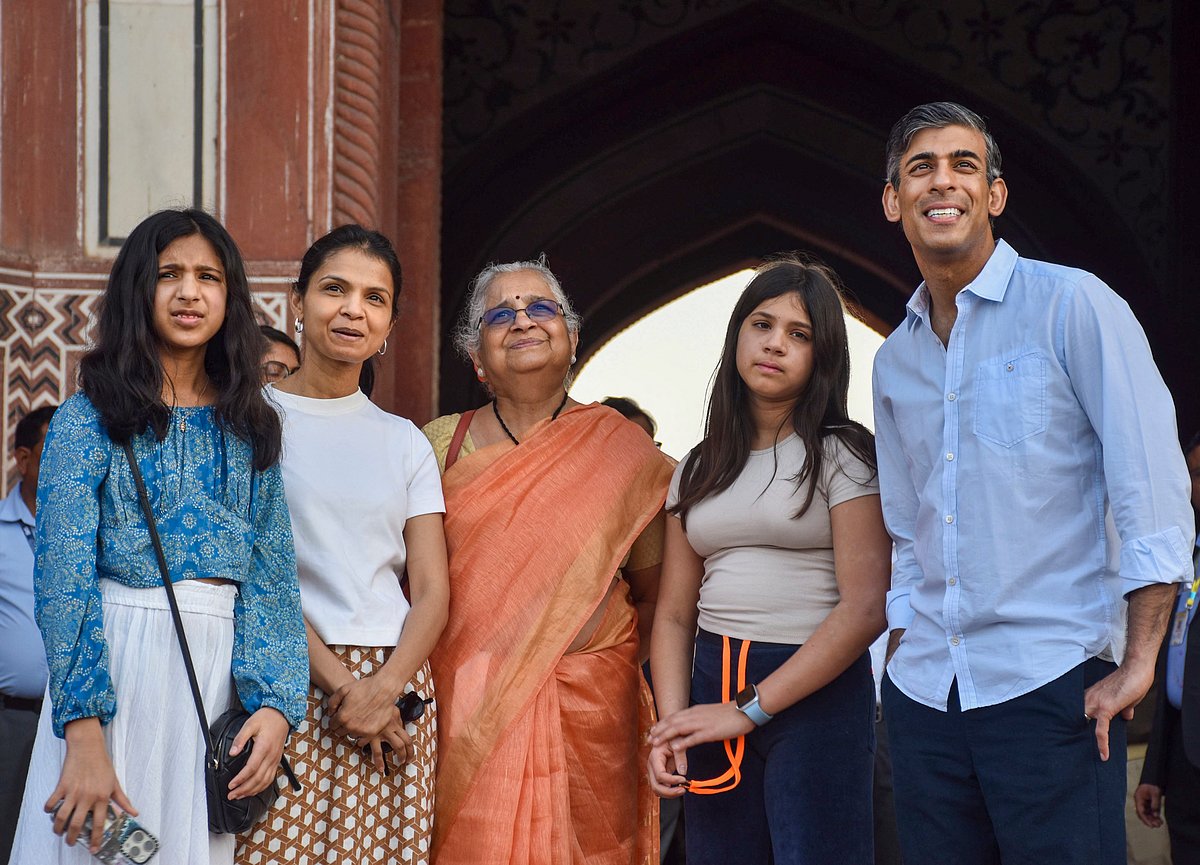ತಾಜ್ ಮಹಲ್‌ಗೆ ಬ್ರಿಟನ್‌ ಮಾಜಿ ಪ್ರಧಾನಿ ರಿಷಿ ಸುನಕ್ ಕುಟುಂಬ ಸಮೇತ ಭೇಟಿ 