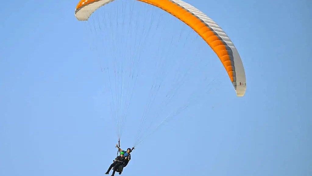 Video | ಪರೀಕ್ಷೆಗೆ ತಡವಾಗಿದ್ದಕ್ಕೆ ಪ್ಯಾರಾಗ್ಲೈಡ್‌ನಲ್ಲಿ ಬಂದಳಿದ ವಿದ್ಯಾರ್ಥಿ