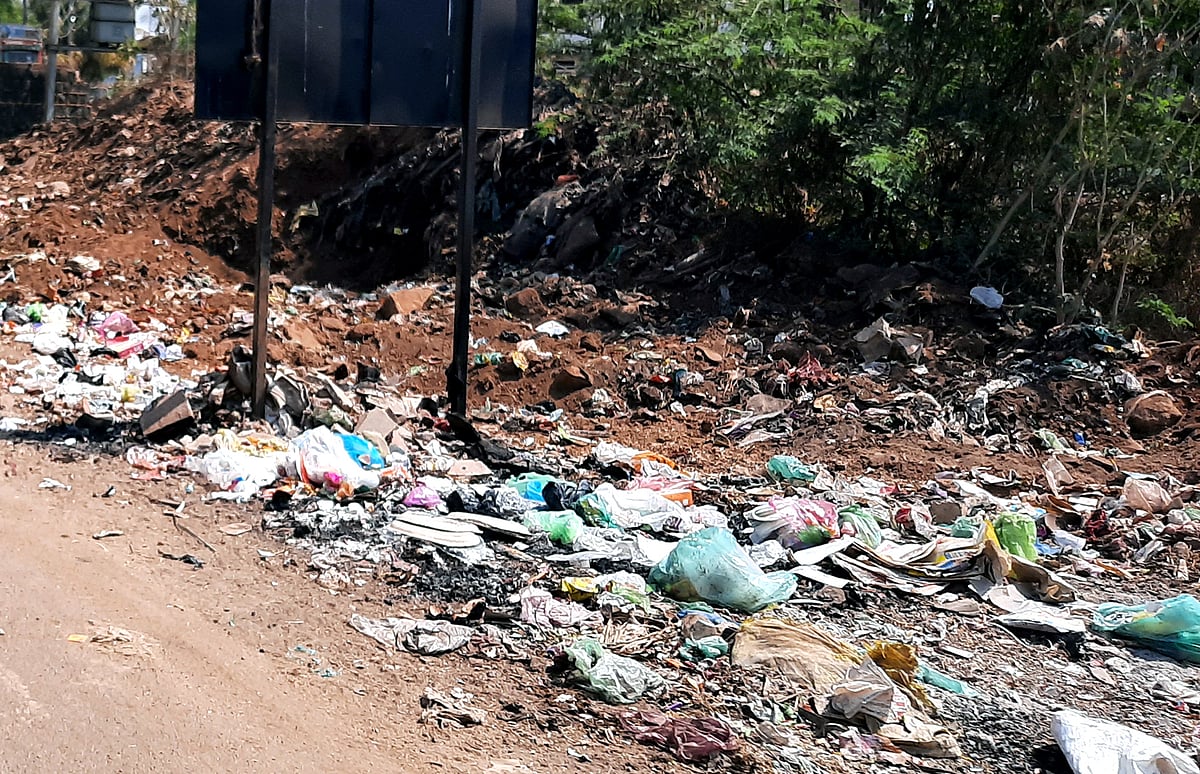 ಬಸವಕಲ್ಯಾಣ | ರಸ್ತೆಗಳು ನಗರ ಪ್ರವೇಶಿಸುವಲ್ಲಿ ಕಸದ ರಾಶಿ, ದುರ್ನಾತ