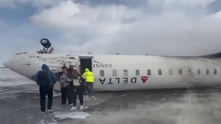 ಟೊರೆಂಟೊ | ರನ್‌ವೇನಲ್ಲಿ ಪಲ್ಟಿಯಾದ ವಿಮಾನ: 18 ಮಂದಿಗೆ ಗಾಯ