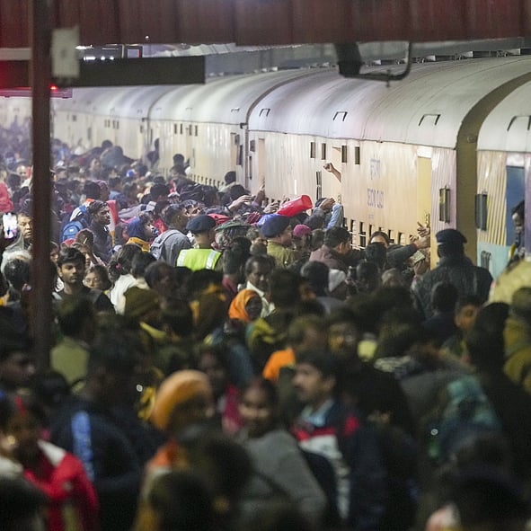 Editorial | ರೈಲು ನಿಲ್ದಾಣದಲ್ಲಿ ಕಾಲ್ತುಳಿತ: ವ್ಯವಸ್ಥೆಯ ಲೋಪಕ್ಕೆ ಕೈಗನ್ನಡಿ