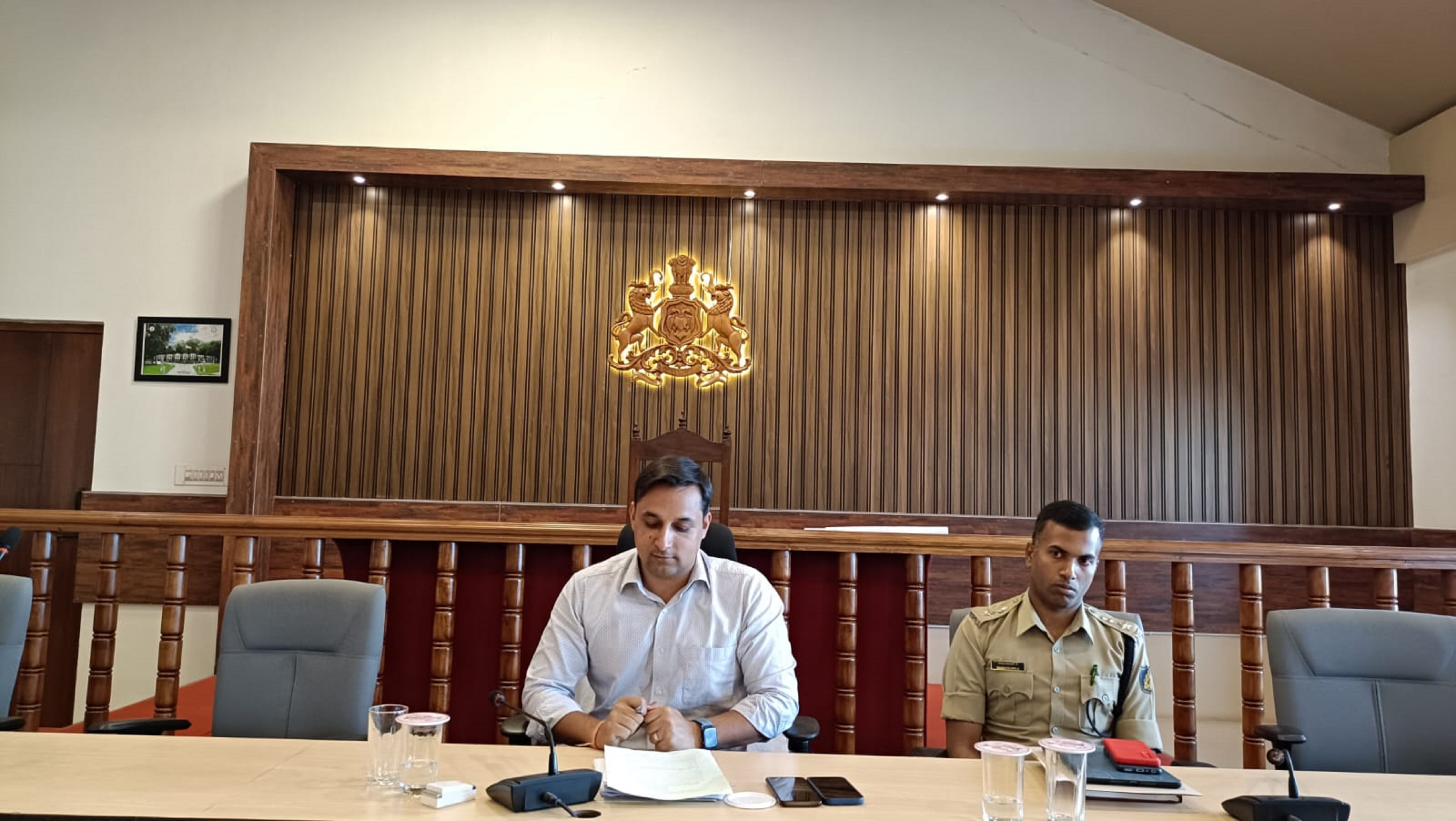 ಮಡಿಕೇರಿಯಲ್ಲಿ ಮಂಗಳವಾರ ಜಿಲ್ಲಾಧಿಕಾರಿ ವೆಂಕಟ್ ರಾಜಾ ಅವರ ನೇತೃತ್ವದಲ್ಲಿ ಪ್ರಾದೇಶಿಕ ಸಾರಿಗೆ ಪ್ರಾಧಿಕಾರದ ಸಭೆ ನಡೆಯಿತು. ಜಿಲ್ಲಾ ಪೊಲೀಸ್ ವರಿಷ್ಠಾಧಿಕಾರಿ ಕೆ.ರಾಮರಾಜನ್ ಭಾಗವಹಿಸಿದ್ದರು