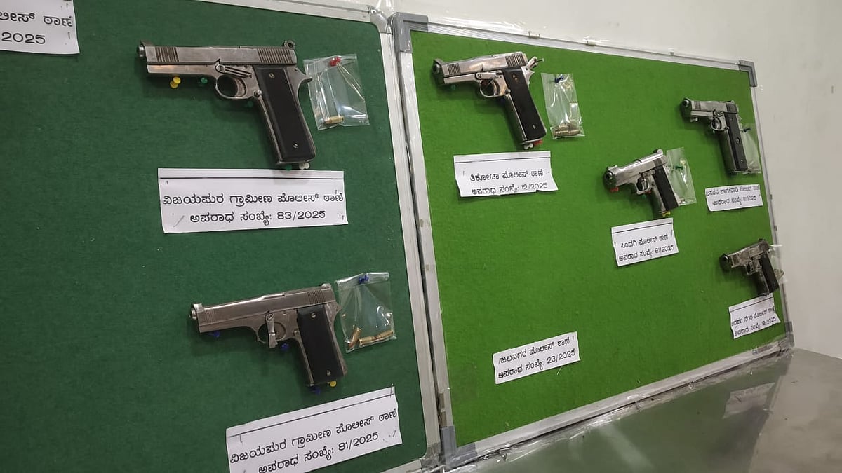 ವಿಜಯಪುರ ಪೊಲೀಸರ ಭರ್ಜರಿ ಕಾರ್ಯಾಚರಣೆ: 10 ಅಕ್ರಮ ಕಂಟ್ರಿ ಪಿಸ್ತೂಲ್‌ಗಳು ವಶಕ್ಕೆ